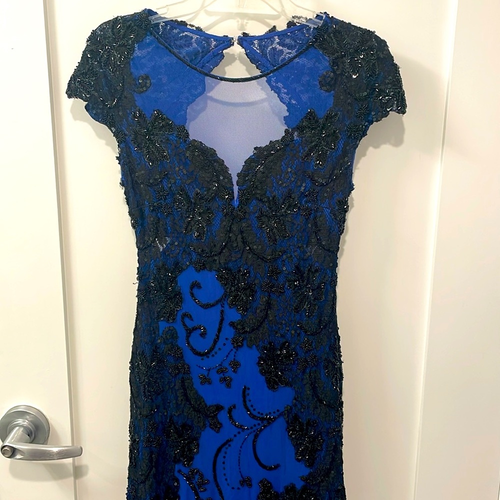 A stunning stretch blue & black design on it for wedd, u name it,it’s gorgeous